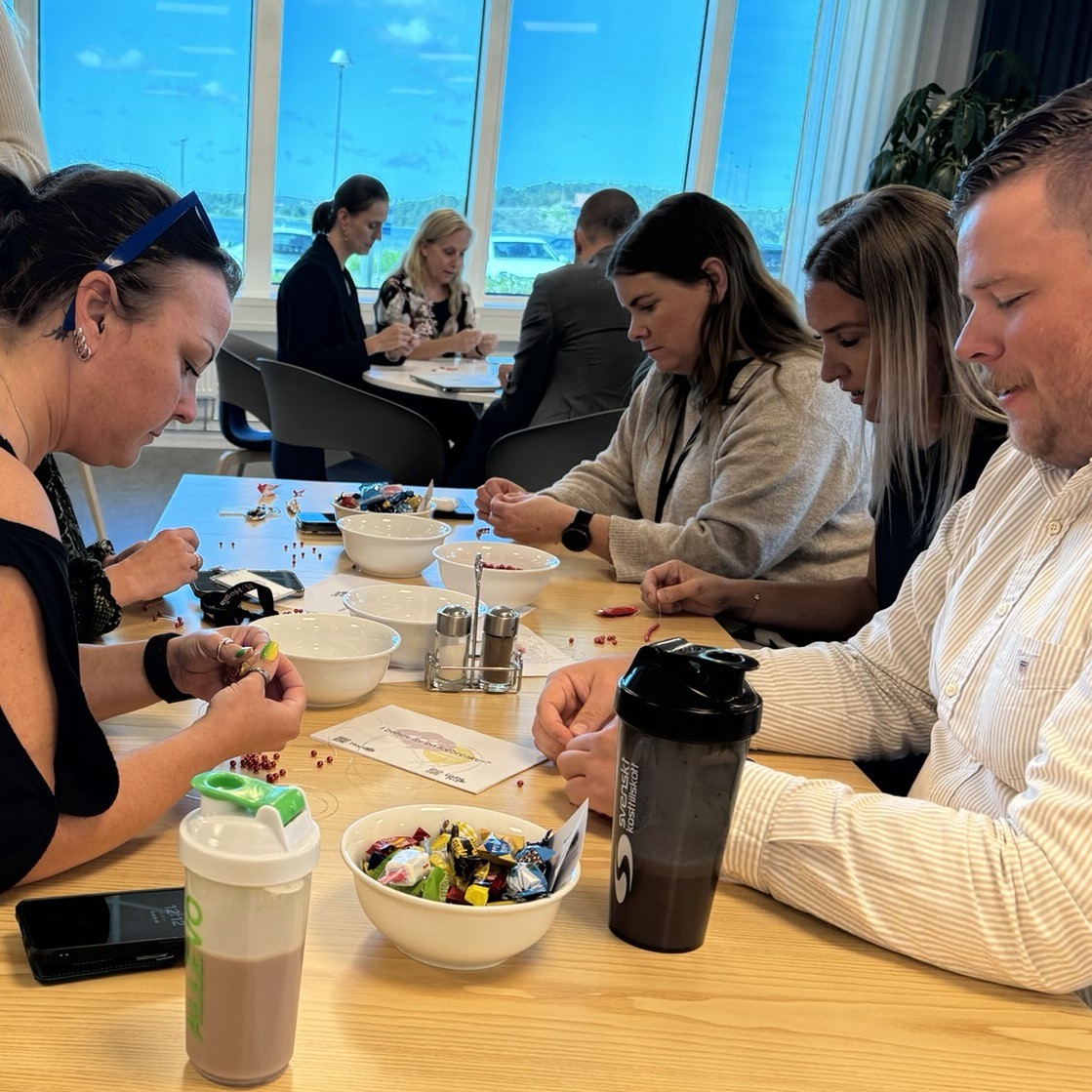 Alla var med och pärlade – även personalens barn - Giving People